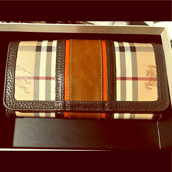 Beautiful large Burberry wallet for women. - Picture 1 of 6
